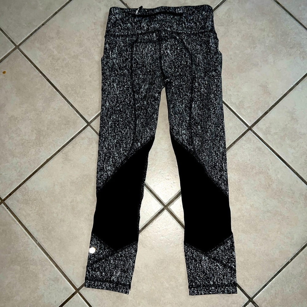 LULULEMON PACE RIVAL MESH CROP 22”LEGGINGS SIZE 2 WHITE AND  BLACK COLOR EUC - Picture 3 of 9